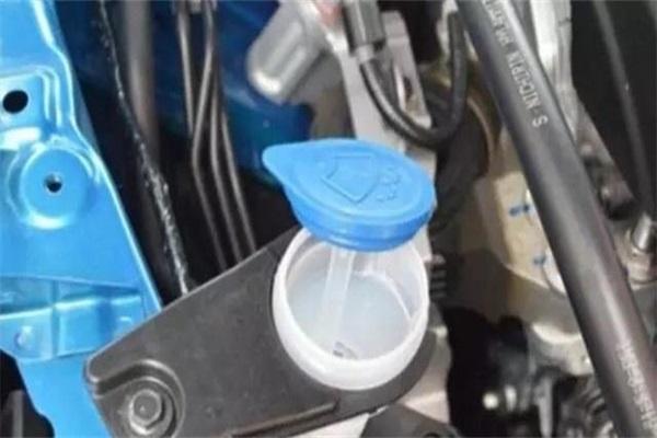 最新版汽车玻璃水加满了有影响吗,如何检查汽车玻璃水有没有加满