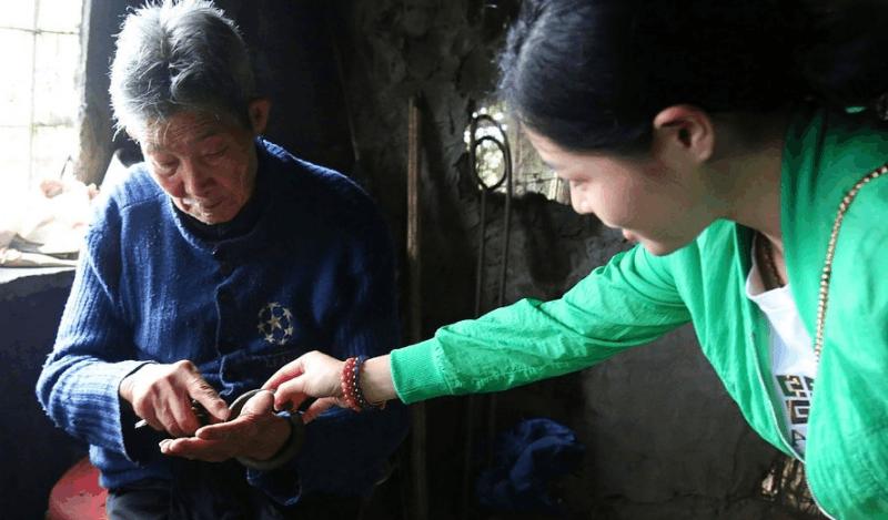 孤寡老人26万修墓完整视频,湖南96岁老人花了14万自建墓