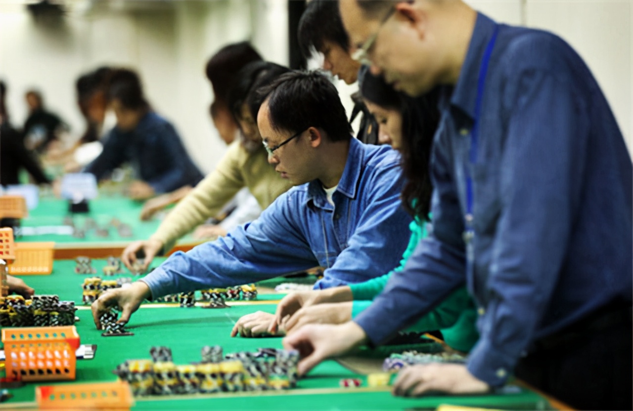 澳门荷官:这行没有年轻人,每天“见证”一夜暴富和倾家荡产