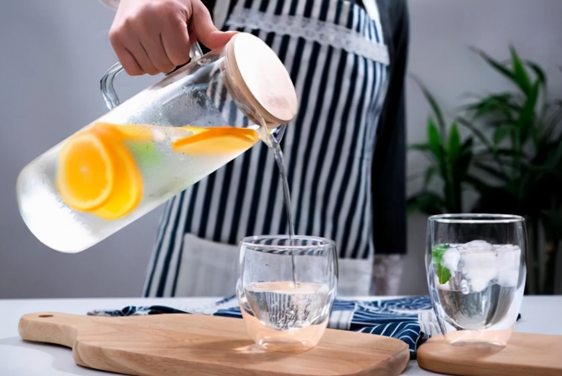 吹空调嗓子不舒服喝水也没用,嗓子发干喝水也没用怎么回事