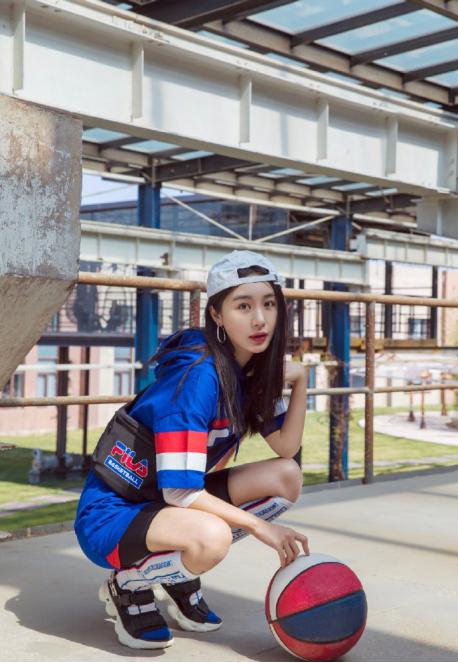 李菲儿穿黑色半身露腰绿色裤子,李菲儿穿搭舒适又时髦