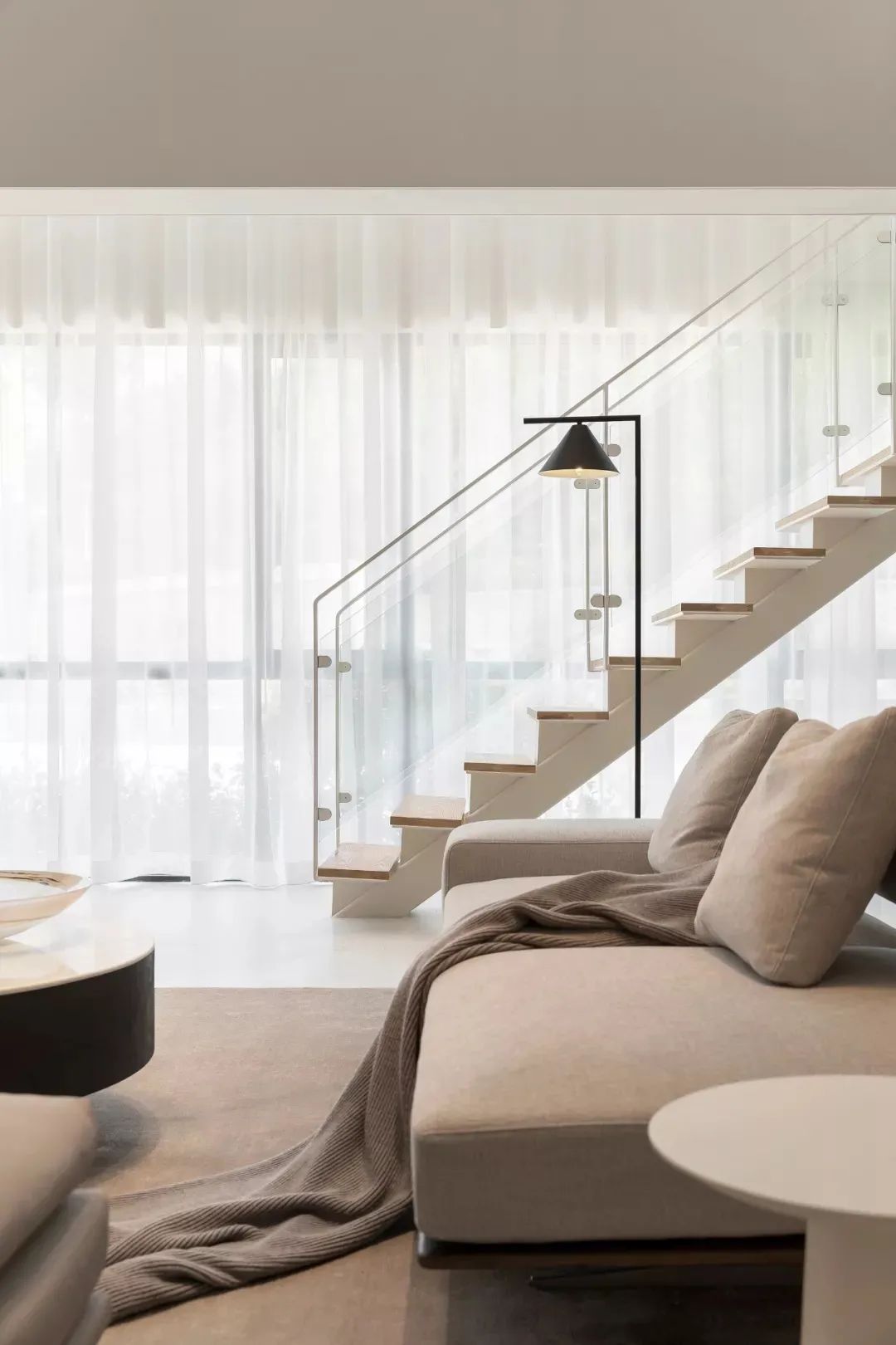 极简小户型装修25方复式,极简风格小复式