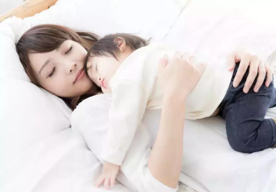 为什么不要搂着宝宝睡觉,最好不要搂着宝宝睡