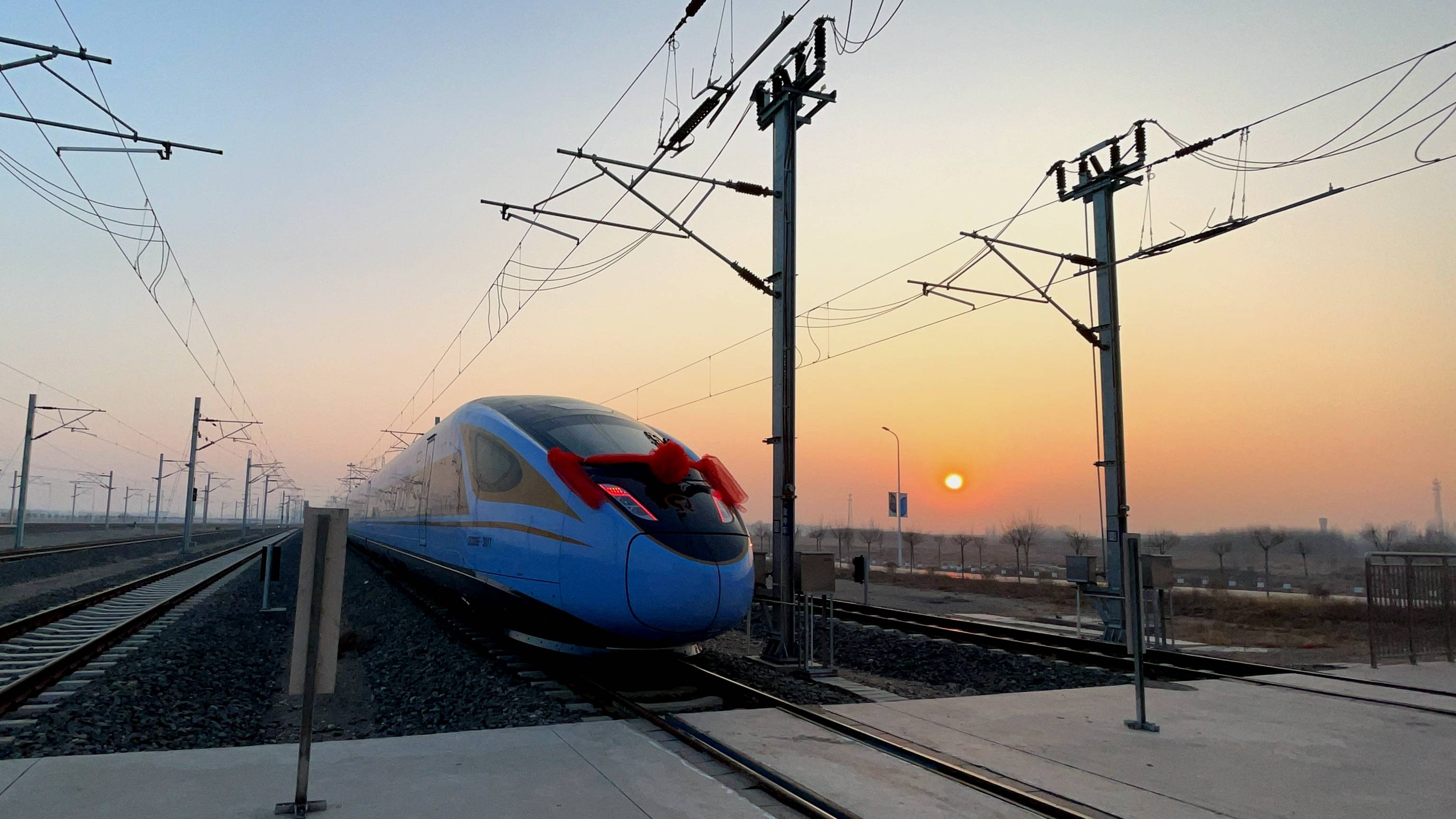 为什么火车铁轨下面要铺碎石子,为什么铁轨下面要铺轨枕和石子