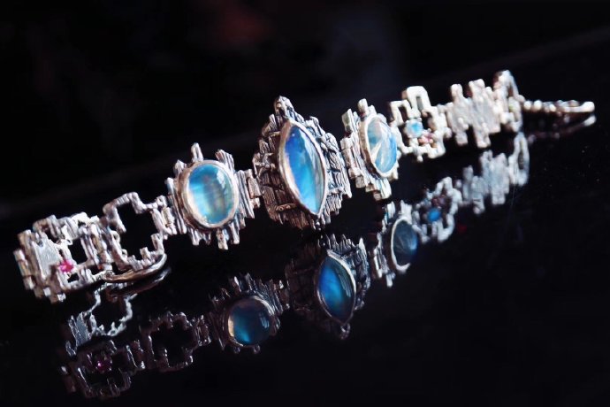 你会戴黄金首饰吗,什么类型的手链可以戴右手