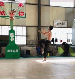 篮球扣篮大神乔丹,篮球之神乔丹90度三分