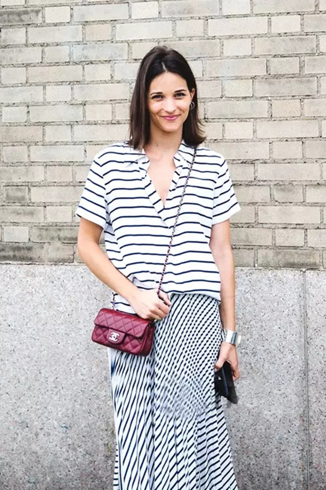 条纹怎么搭才不土气？建议这几种“下装”，青春减龄又洋气