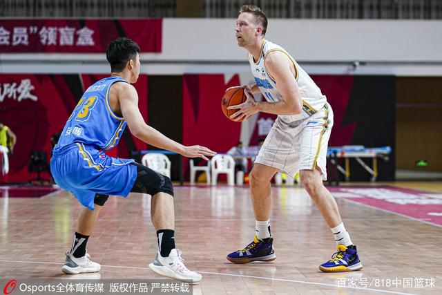 cba球员的球鞋是一场比赛换一次吗,cba球鞋是自己买的吗