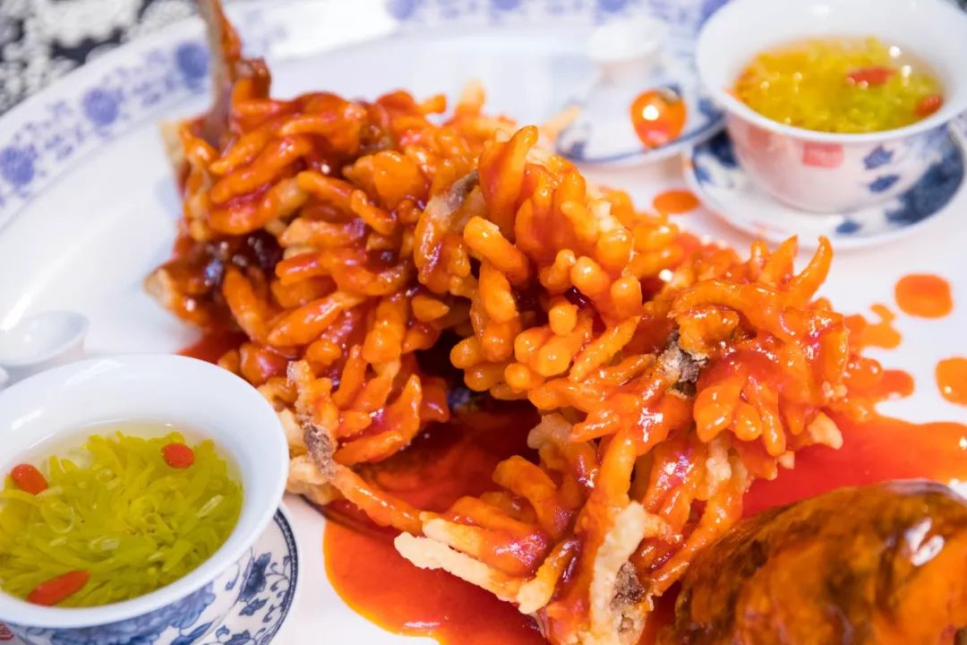 人均60的餐厅带舞台,60人一桌的餐厅