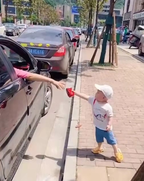 奶爸爸，随手顺走的不是价值8000元的手机。而是你的修养和人品