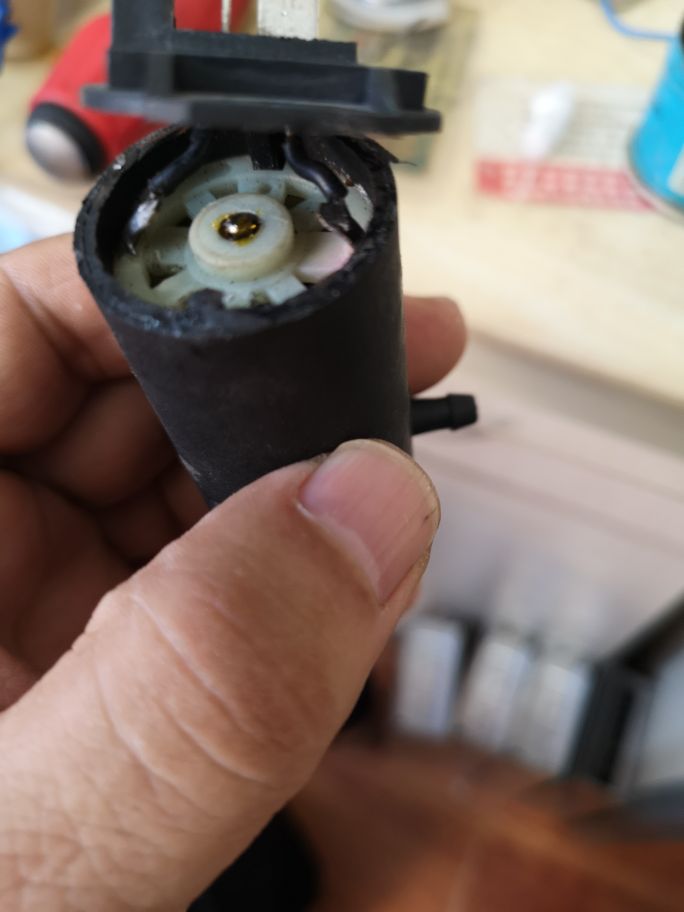东风小康k02喷水壶电机卡死不转，继续维修