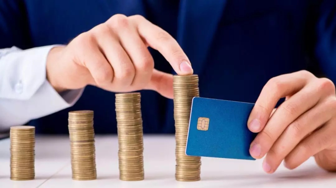 买个小花、刷个游艇,换来一句“谢谢你”,他究竟图个啥?