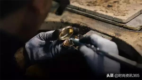 “埃及风”也刮到了时尚圈？CHANEL用金丝银线为你解答！