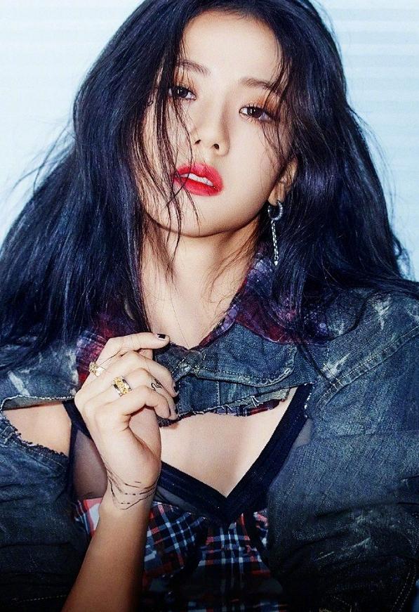 1月开年封才过，粉墨的金智秀又拿下2月封，时尚资源太好了