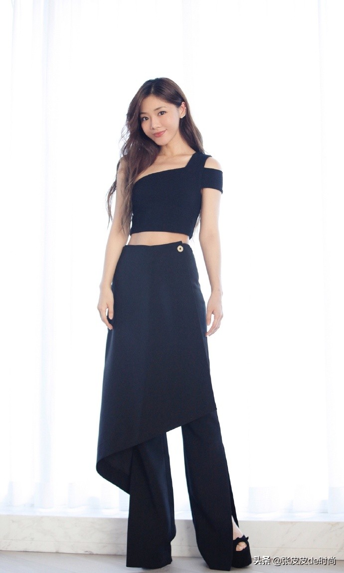 小姨妈邓家佳今年几岁了,小姨妈邓家佳晒照秀窈窕身材