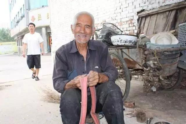 开车爆胎导致死亡事故处理,老司机在路上车爆胎