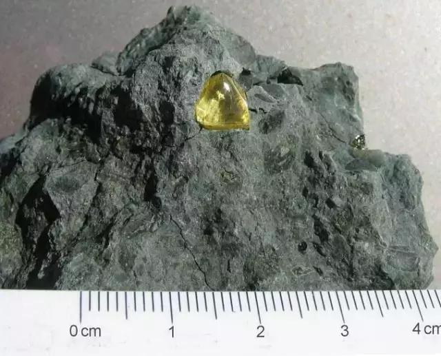 常见岩浆岩识别记录表,常见岩浆岩的认识和鉴定实验报告