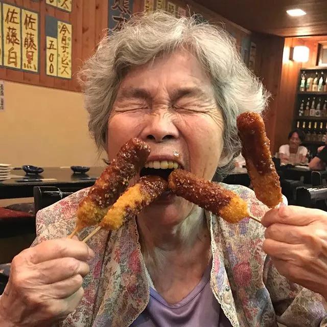 90岁日本老奶奶，酗酒飙车碰瓷，爱上自拍，人生乐趣多了100倍