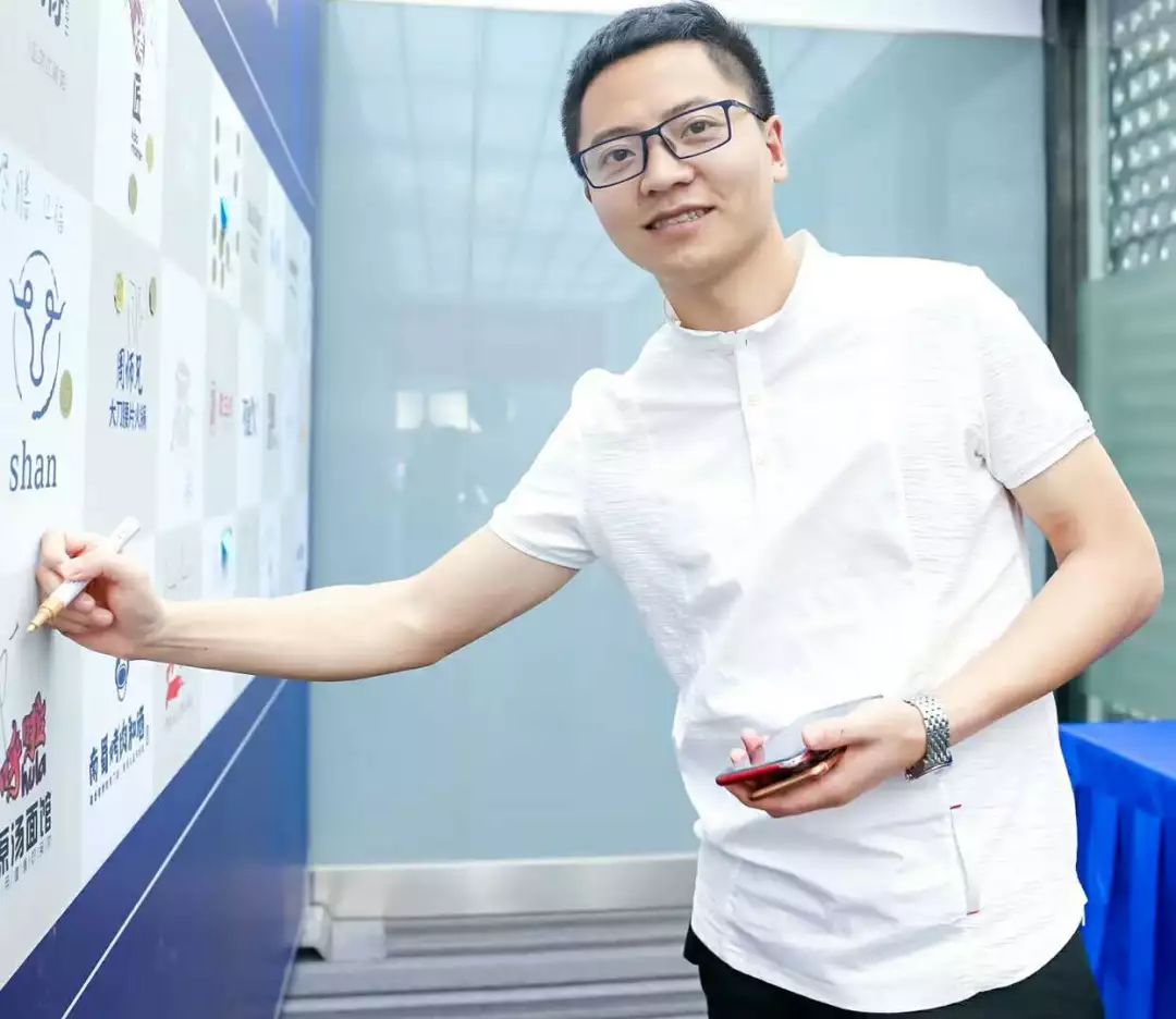 一个给重庆小面动手术的网红帅哥：我有一包治愈夫妻店痛点的药