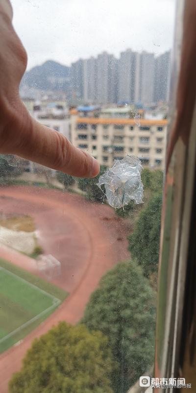 门店玻璃多次被枪击,居民楼遭袭多人死伤