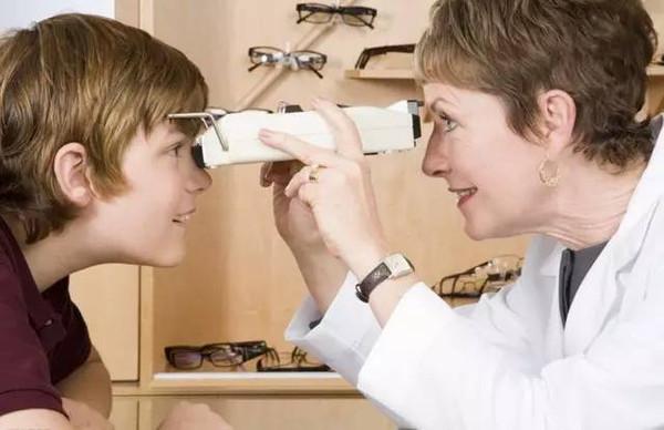 宝宝总爱玩手机，小小年纪散光+远视？家长必须要引起重视了