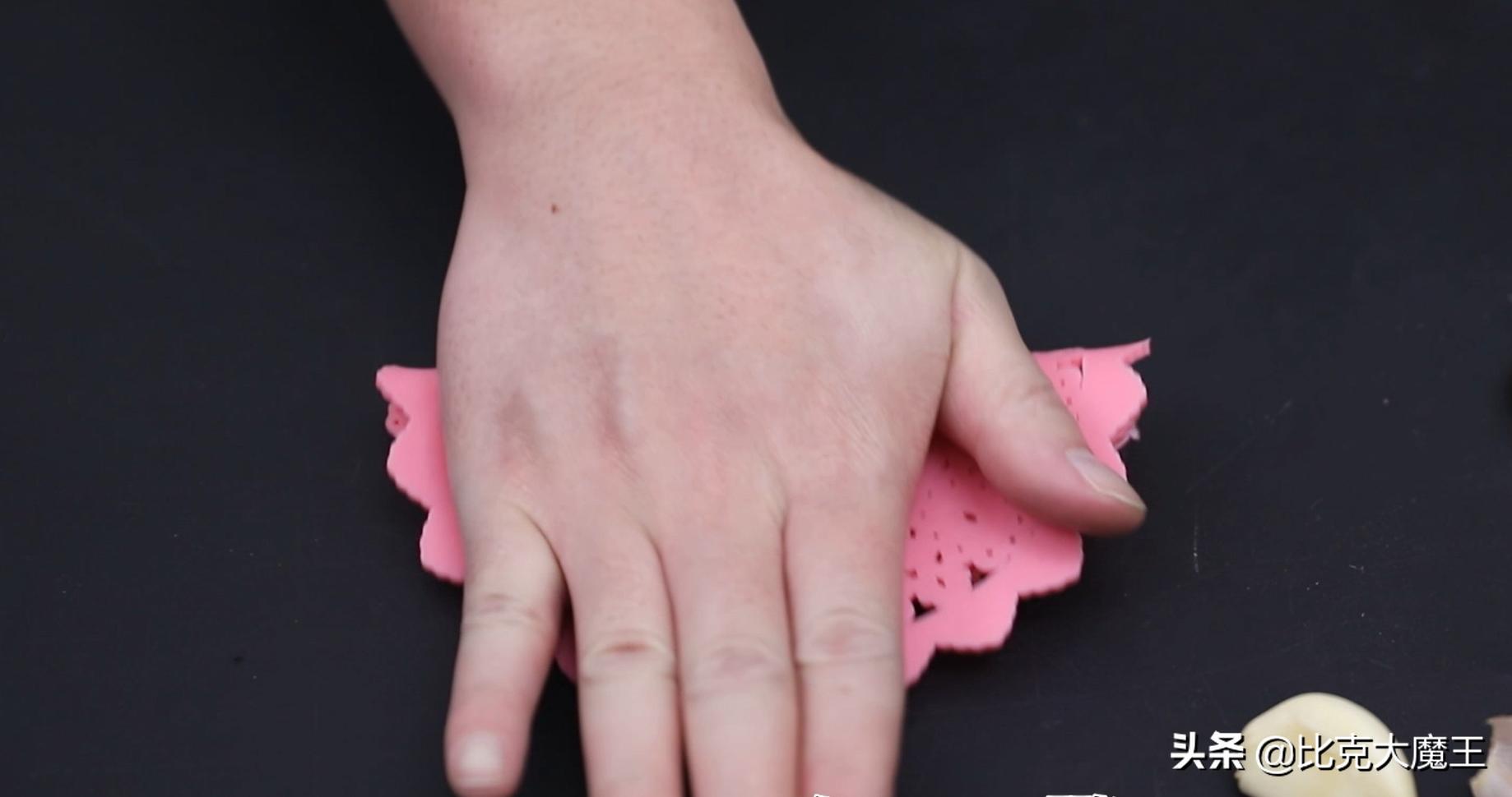 剥大蒜还有简单技巧，只需轻轻一搓，大蒜皮自动脱落，太方便了