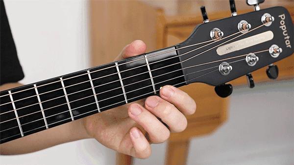 我用这把吉他，圆了青*梦春**