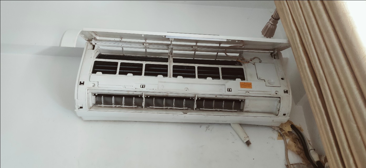 空调左边漏水调整位置后右边漏水,空调漏水外机漏水怎么回事