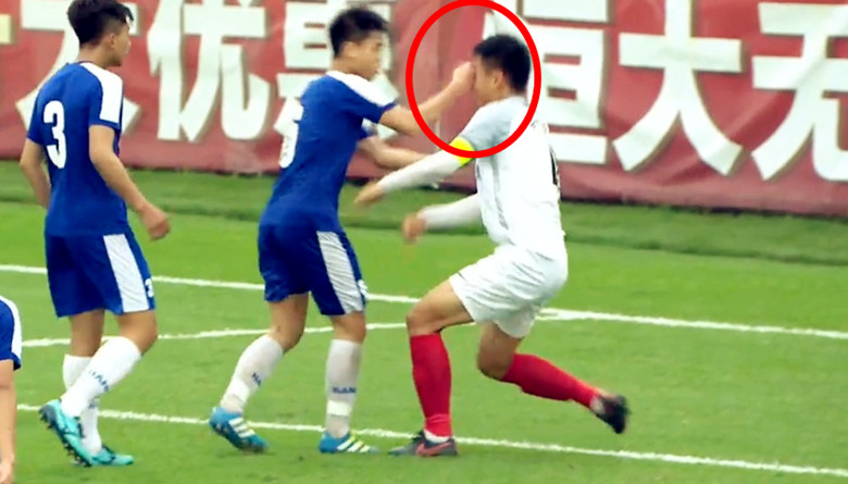 记住6号阮德英,这小子在绿茵场上公然施暴,拳打中国球员