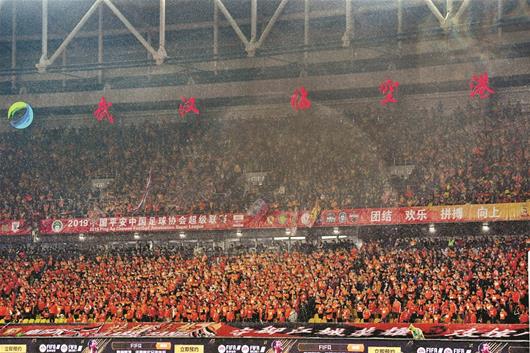 武汉体育中心最新现场,武汉五环体育中心看台第一排视角