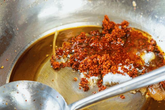 阿姨在路边卖麻辣拌,辽宁大姐秘制麻辣拌