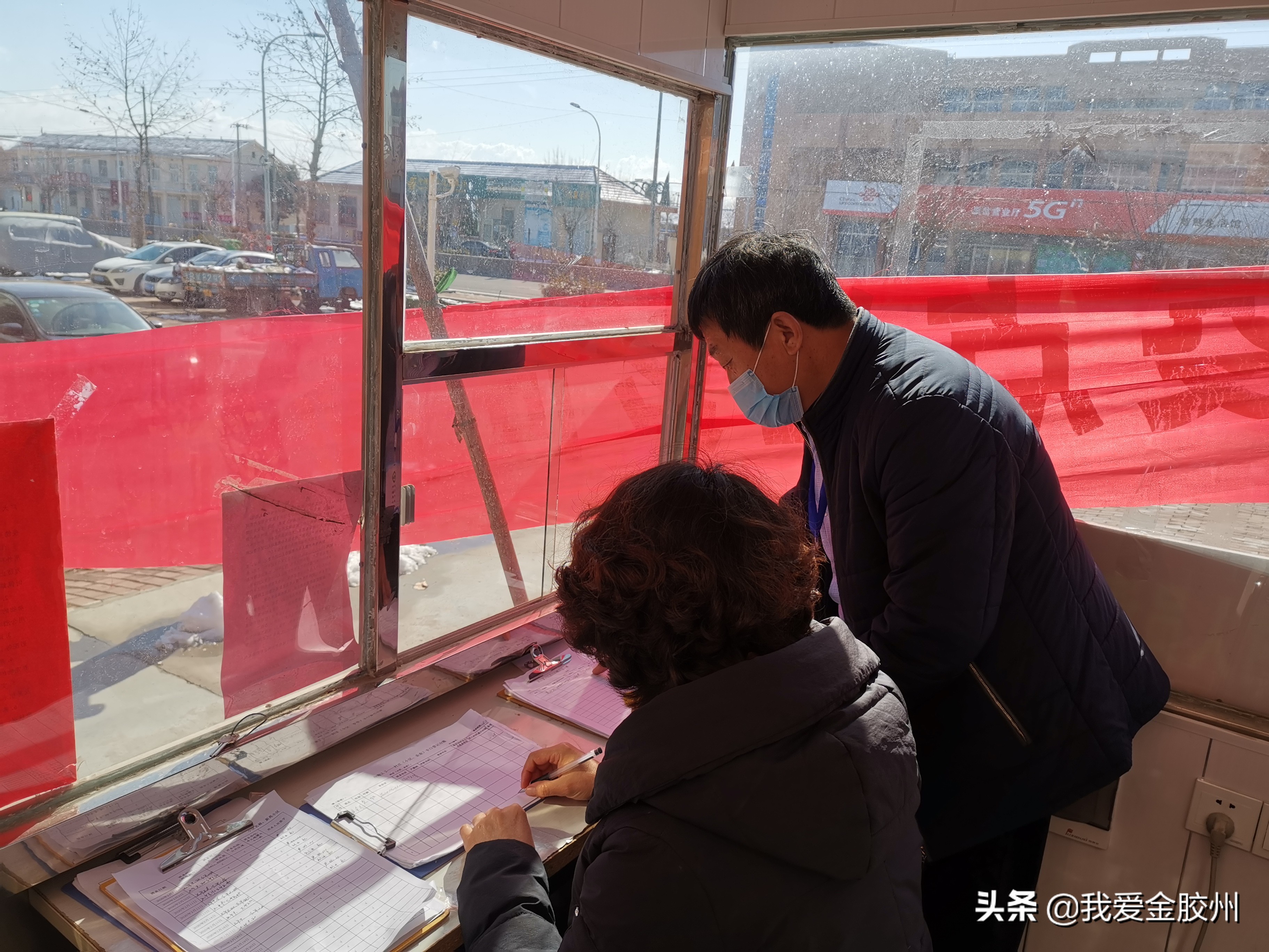 青岛胶州里岔镇：小区值守有力度有温度