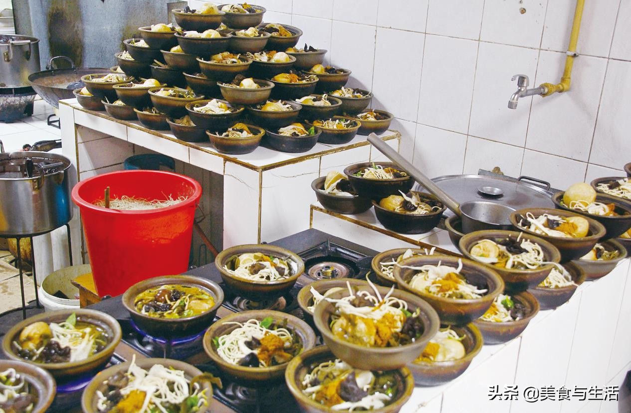 *京大南**妈卖砂锅粉丝,一天能卖200锅,很多人都慕名而来