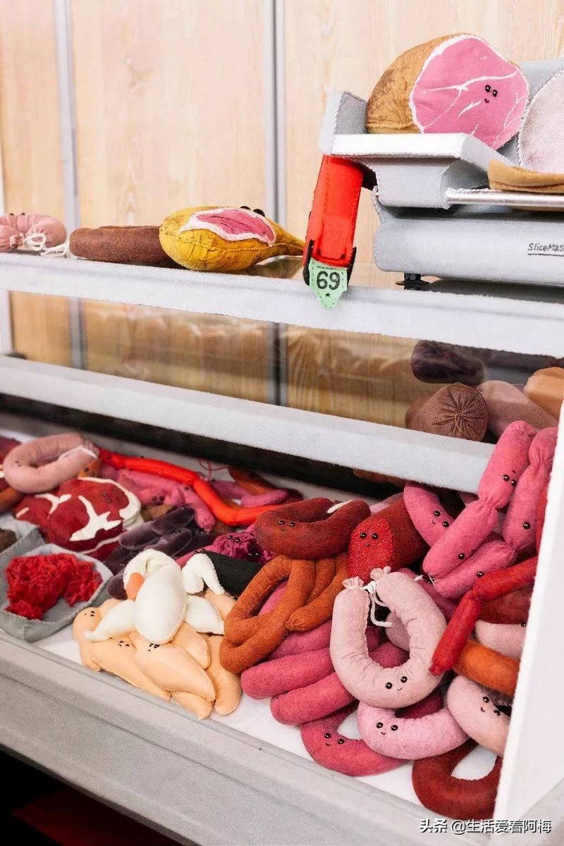 她开了间超市，卖的东西却全是假的，9000件商品，竟被一抢而空