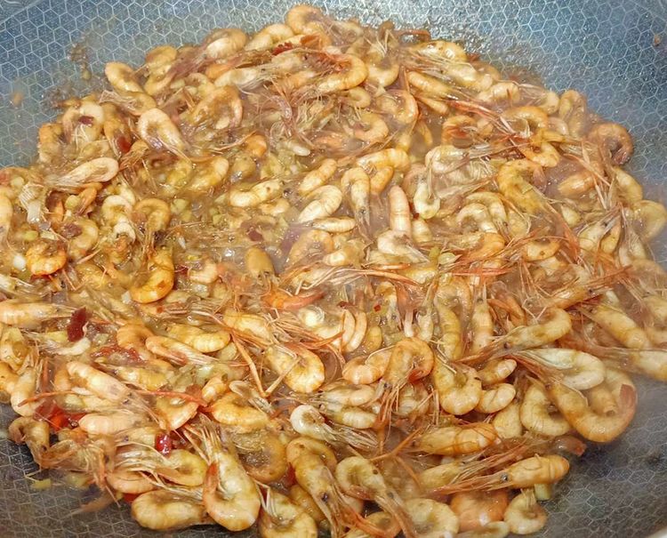 小河虾怎么炸又酥又脆配洋葱,小河虾怎么炸又酥又脆不回软