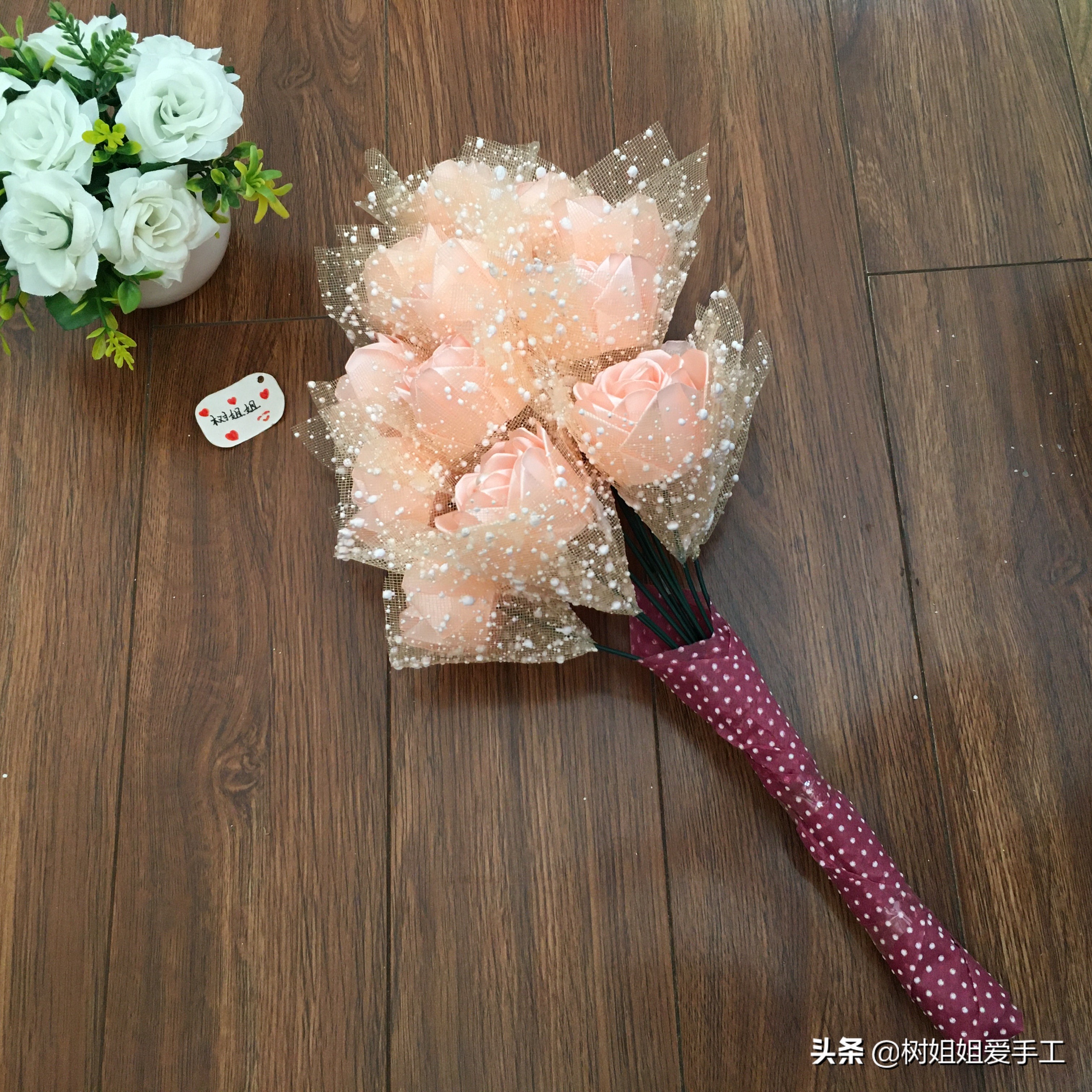 渐变玫瑰花钩织手捧花束包装教程,正方形的纸一束玫瑰花的包装方法