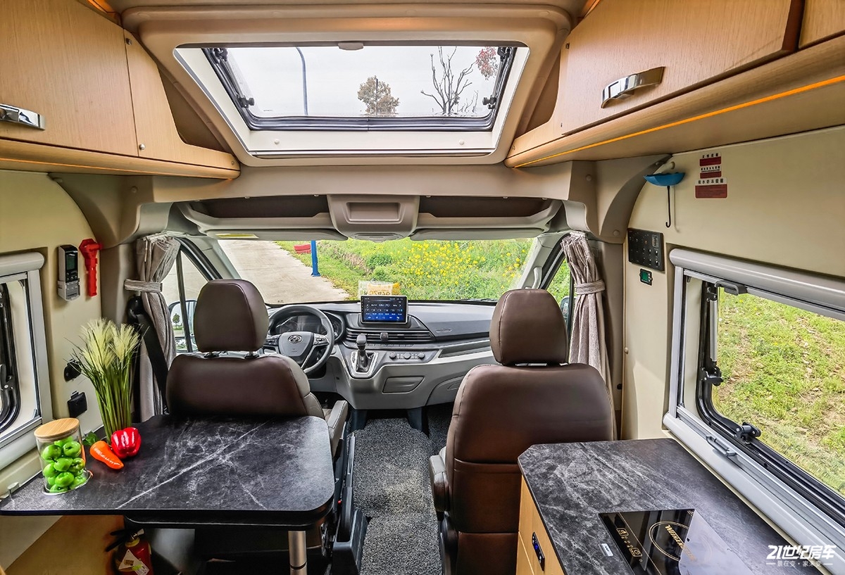 想要大空间？没门！恒温系统打造舒适二人世界，卫航V590B型房车