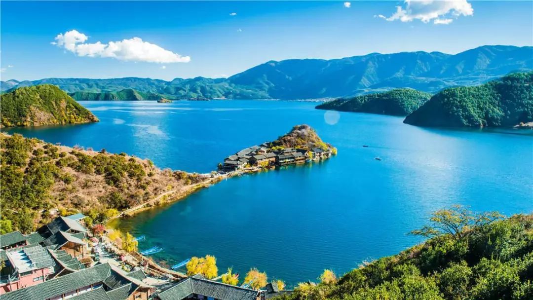 泸沽湖哪个村篝火晚会最好玩,泸沽湖好玩还是玉龙雪山好玩