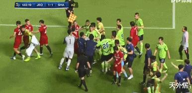 韩国足球恶意犯规遭暴打,韩国足球球员被中国人暴打的信息