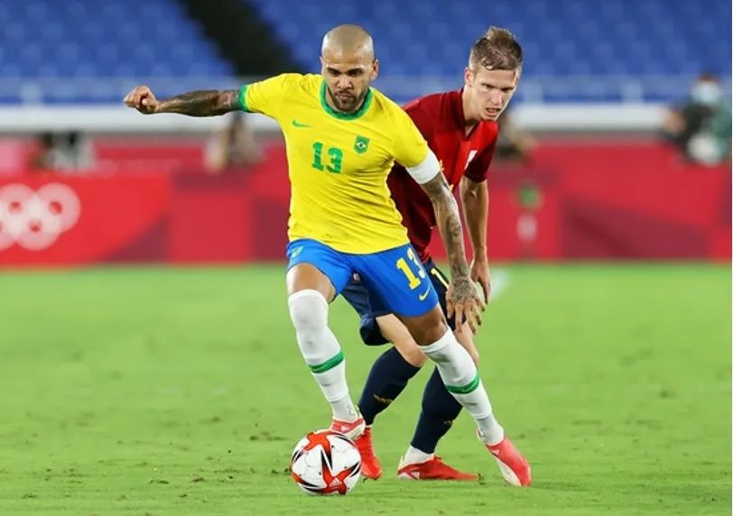 为什么足球运动员边喝水边吐水,为什么足球运动员喝水要吐掉