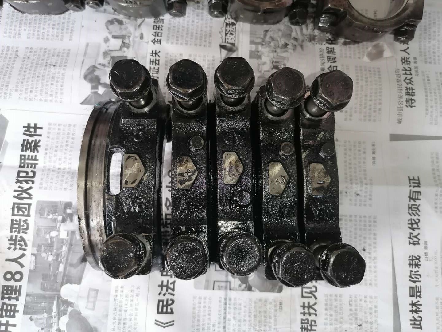 才跑4万公里货车烧机油怎么回事,发动机烧机油活塞发黑