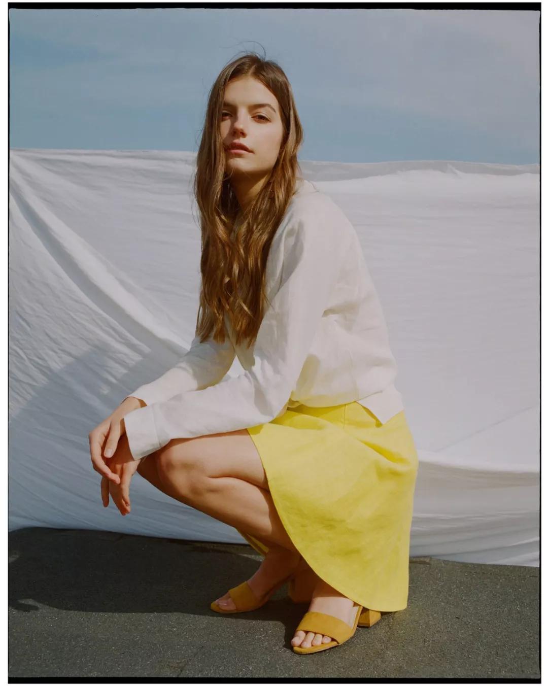 夏日穿鞋不要再选这3个颜色了，容易显脚黑，不洋气