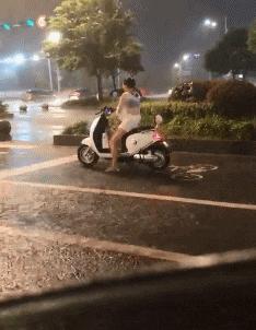 搞笑gif一看就是聪明人,搞笑gif趣图果然是亲生的笑死我了