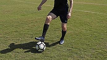 巴西足球十大过人高手,巴西球星莱昂纳多过人