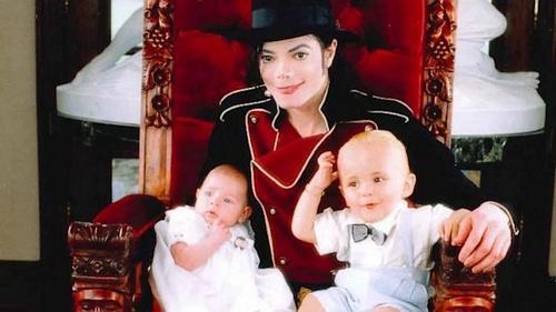 迈克尔杰克逊的儿女照片,迈克尔杰克逊的儿女皮肤