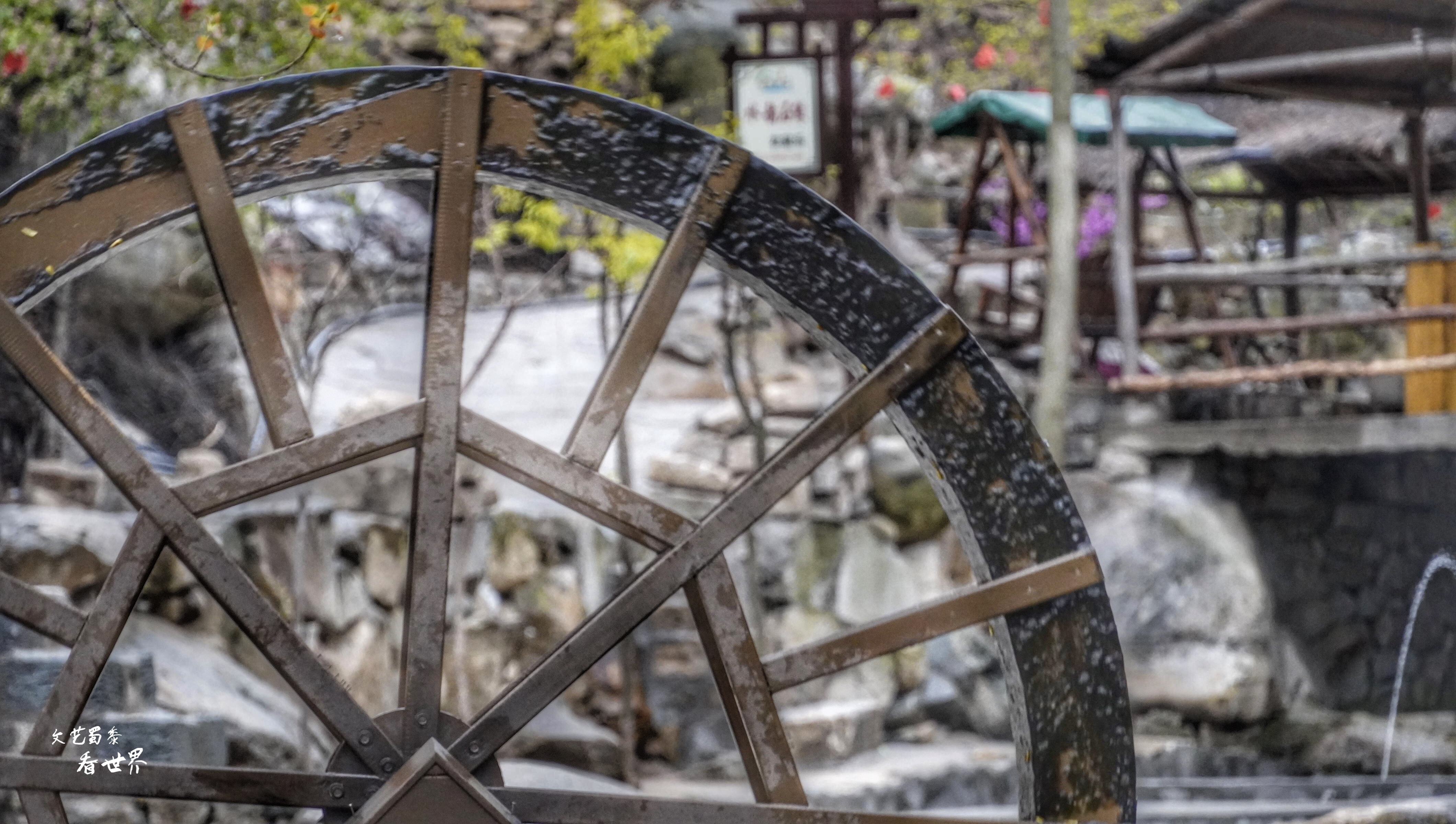 因《舌尖上的中国》而为人所知，刚刚的四月飞雪又让它美成了仙境