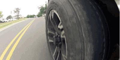 汽车左后轮哐当异响怎么回事,汽车后轮有嘎吱异响是什么原因