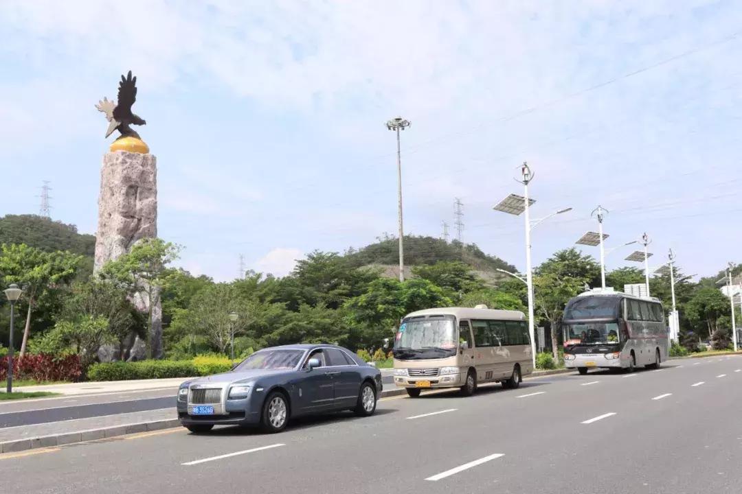 巨邦快乐集结号丨看见了，其中一艘游艇上，是我们的船长大舅哥