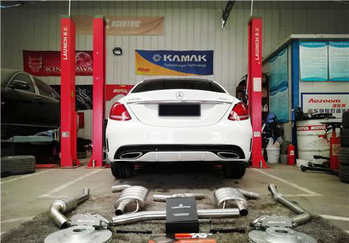 奔驰c级加赛车尾翼,奔驰c级车配空气悬挂