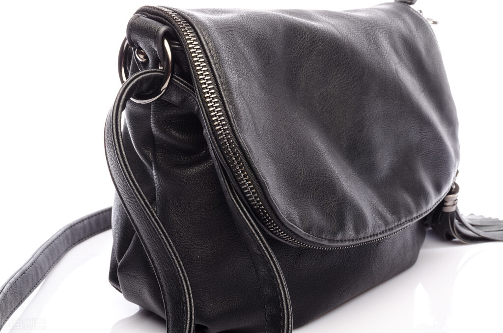 男子捡到一个手机等失主,小伙子捡到一大袋钱